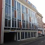 Elm Street Apt With 2 Bed 2 Bathrooms
