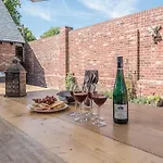 Chapel Cottage At Pond Hall Farm, Stunnning Property With Private Hot Tub, Hadleigh