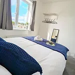 2-Bed, Sleeps 5, 1 Bath, Parking, Wifi