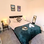 2-Bed, Sleeps 5, 1 Bath, Parking, Wifi
