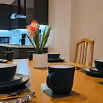 Modern 2 Bedrooms Apartment In Town Centre