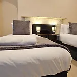 Modern 2 Bedrooms Apartment In Town Centre