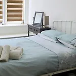 Elm Street Apt With 2 Bed 2 Bathrooms