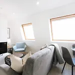 Modern 1 Bed Top Floor Apartment In Ipswich