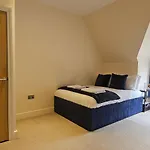 Modern Town Centre Flat 11 At Christchurch Park