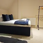 Modern Town Centre Flat 11 At Christchurch Park