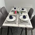 Cosyhomes- 2 Bedroom 1St Floor Apartment With Parking, Perfect For Corporate And Leisure Stays