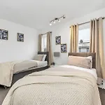 Spacious 4 Bd Modern House With Street Parking