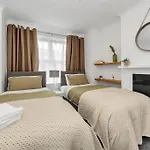 Spacious 4 Bd Modern House With Street Parking