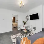 Spacious 4 Bd Modern House With Street Parking