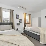 Spacious 4 Bd Modern House With Street Parking