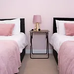 Newly Renovated Sanctuary For 4 In Charlotte House