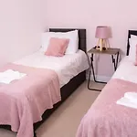 Newly Renovated Sanctuary For 4 In Charlotte House