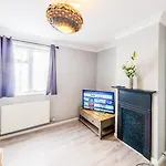 4 Bed - 2 Baths 1 Walk In Shower Lots Of Parking