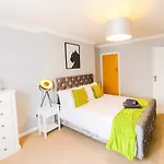 4 Bed - 2 Baths 1 Walk In Shower Lots Of Parking