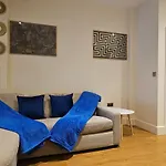Modern Town Centre Flat 12 At Christchurch Park