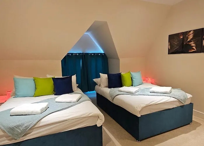 Modern Town Centre Flat 12 At Christchurch Park