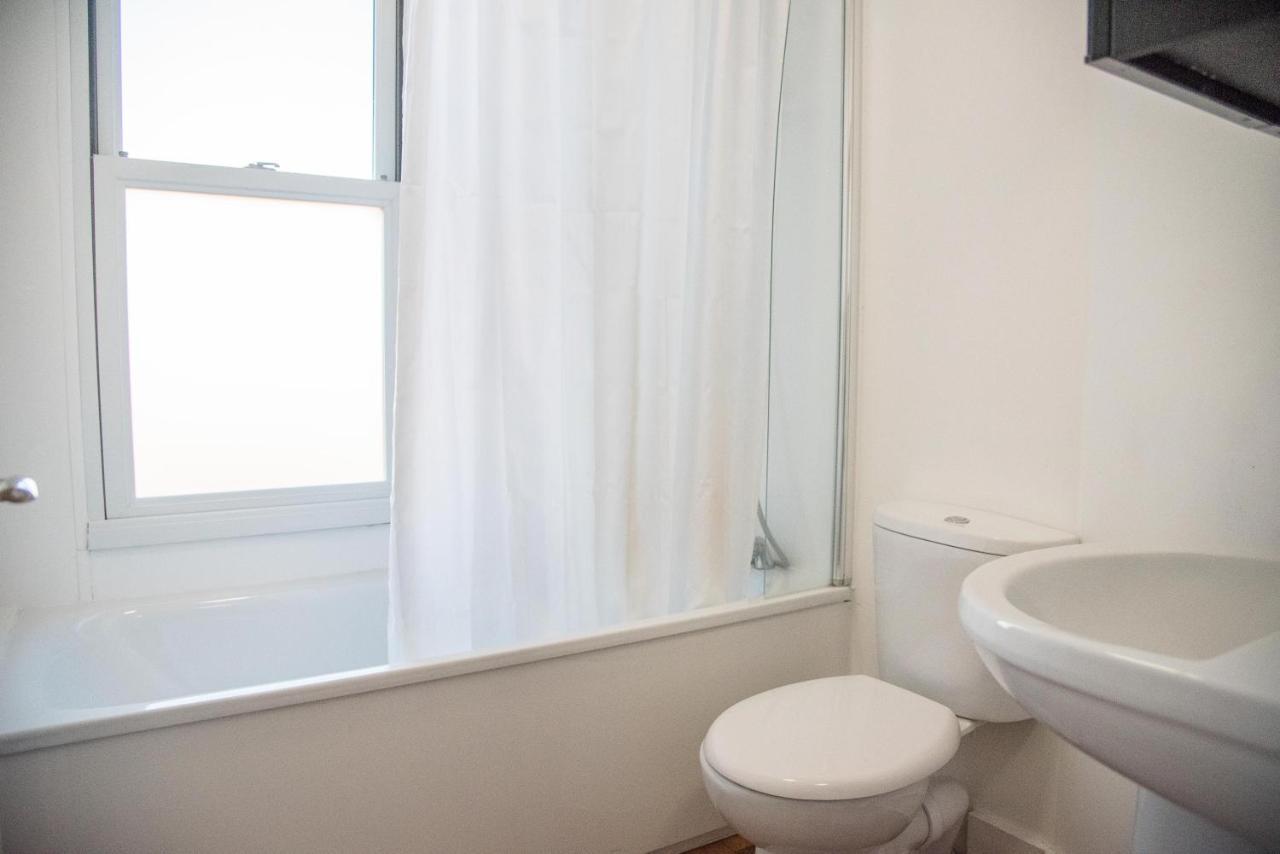 Stunning Designer Bedroom - Private Ensuite - 1 *