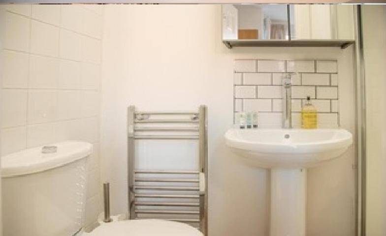 Stunning Designer Bedroom - Private Ensuite - 1 *