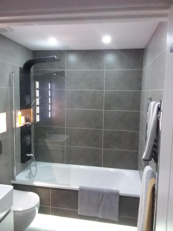 Elm Street Apt With 2 Bed 2 Bathrooms Apartment