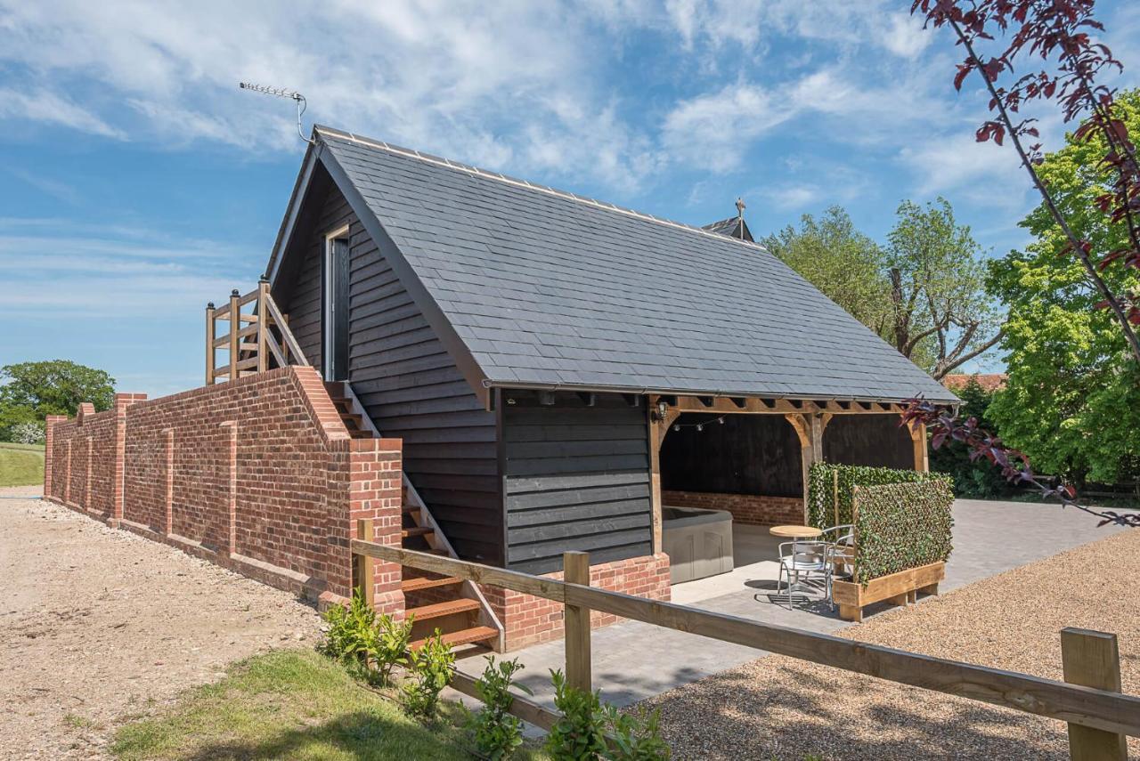 Geoff's Rest At Pond Hall Farm In Hadleigh With Private Hot Tub Apartment *