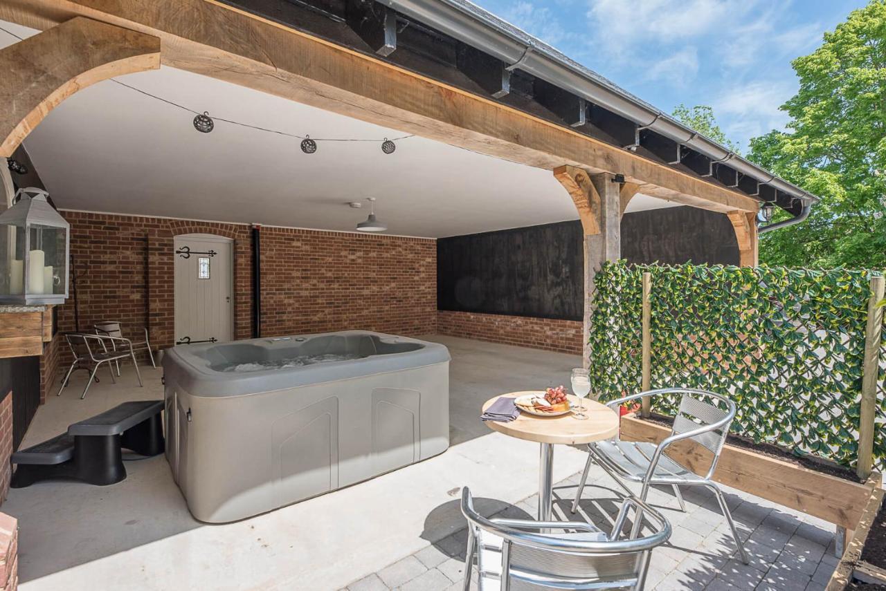 Geoff's Rest At Pond Hall Farm In Hadleigh With Private Hot Tub Apartment