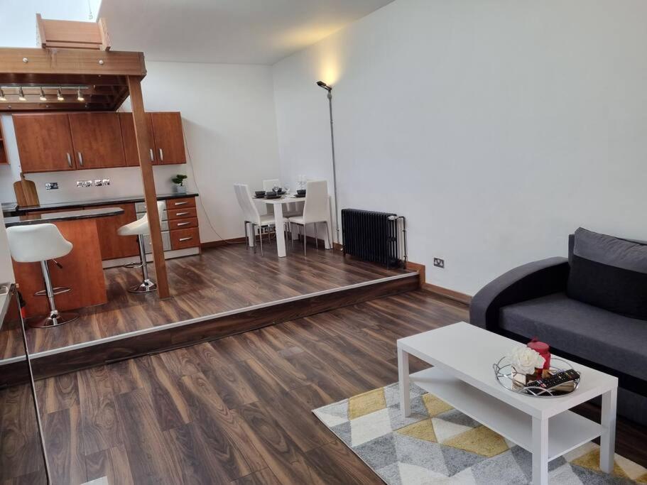 Apartment Modern And Spacious Two Bedroom Ipswich