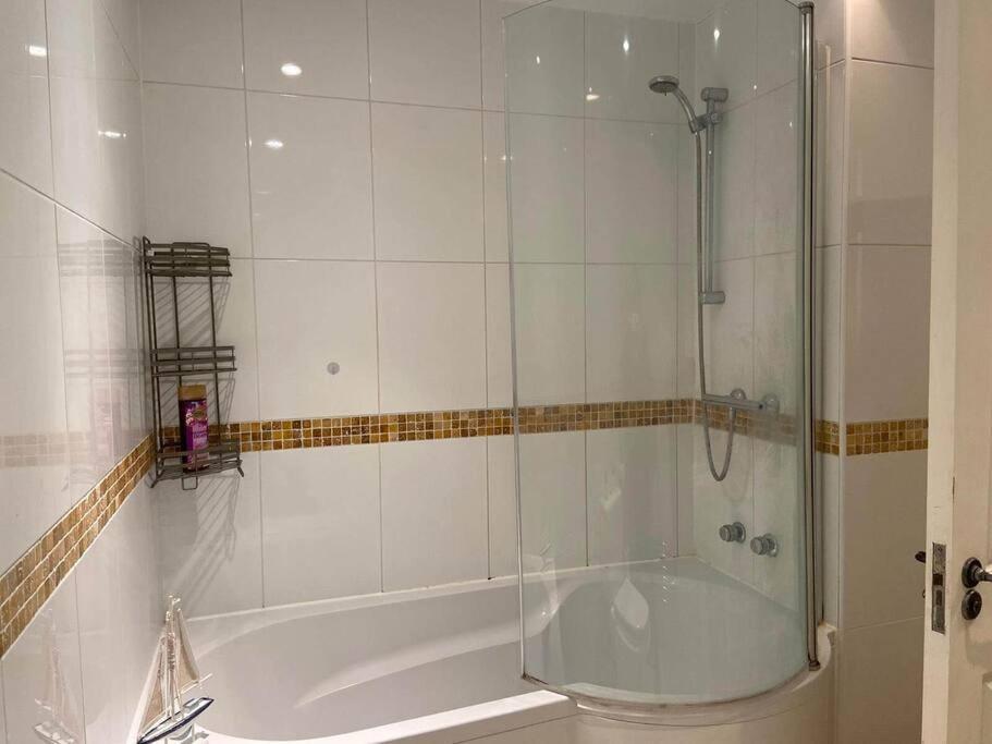 Sapphire - 3 Bedroom House Sleeps 7 With Parking. Holiday home Ipswich