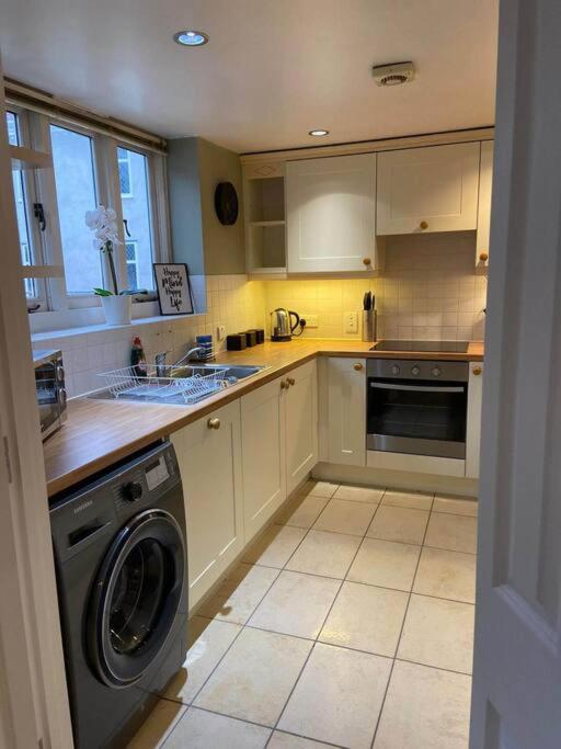 Holiday home Sapphire - 3 Bedroom House Sleeps 7 With Parking.