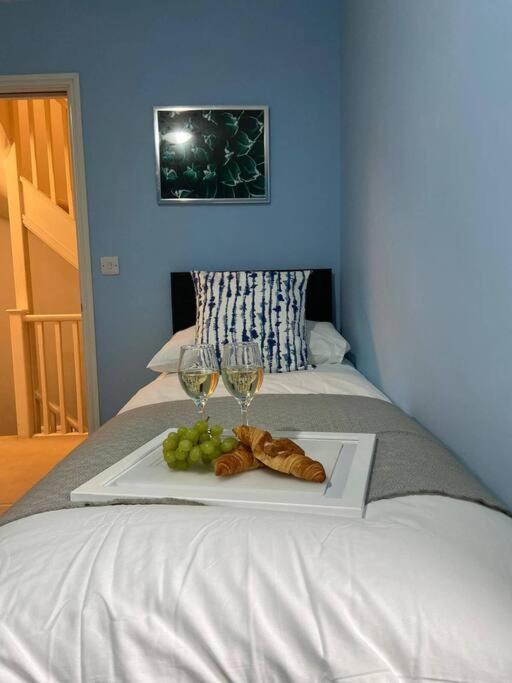 Sapphire - 3 Bedroom House Sleeps 7 With Parking. Holiday home *