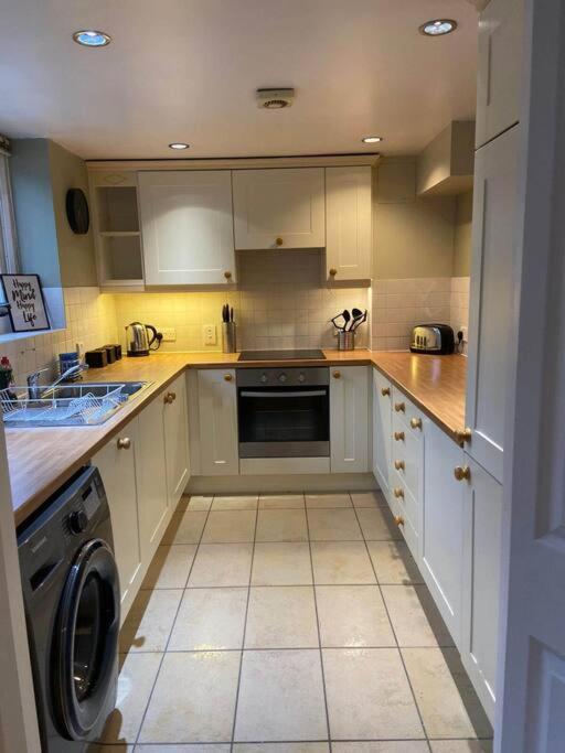 Sapphire - 3 Bedroom House Sleeps 7 With Parking. *