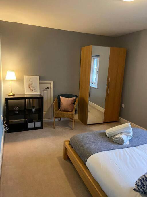 Sapphire - 3 Bedroom House Sleeps 7 With Parking. Holiday home Ipswich