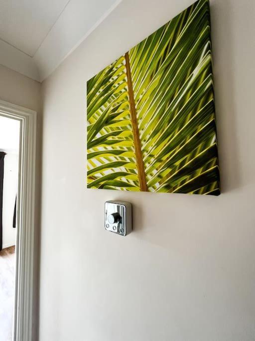 4 Bedroom House For Contractors,family,free Parking,study,internet In Holiday home