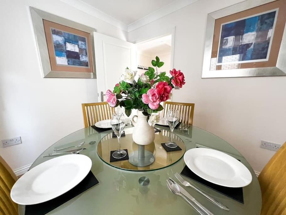 Holiday home 4 Bedroom House For Contractors,family,free Parking,study,internet In *