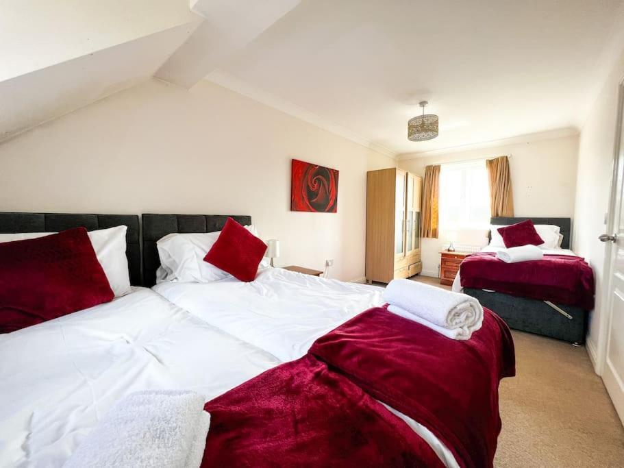 4 Bedroom House For Contractors,family,free Parking,study,internet In Ipswich
