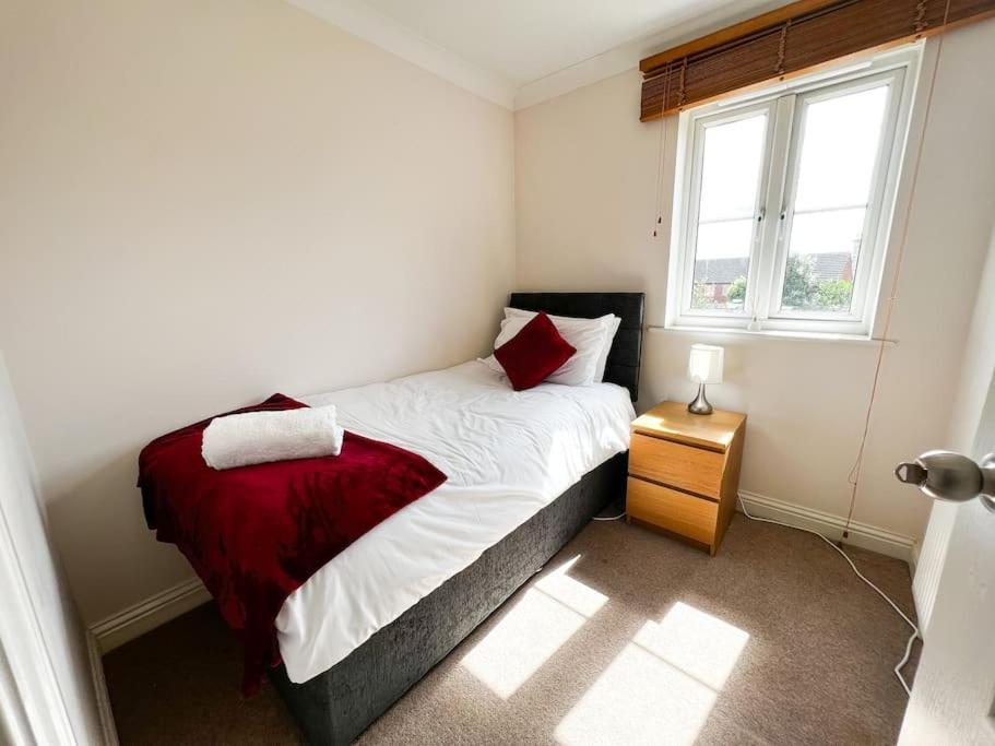 4 Bedroom House For Contractors,family,free Parking,study,internet In *