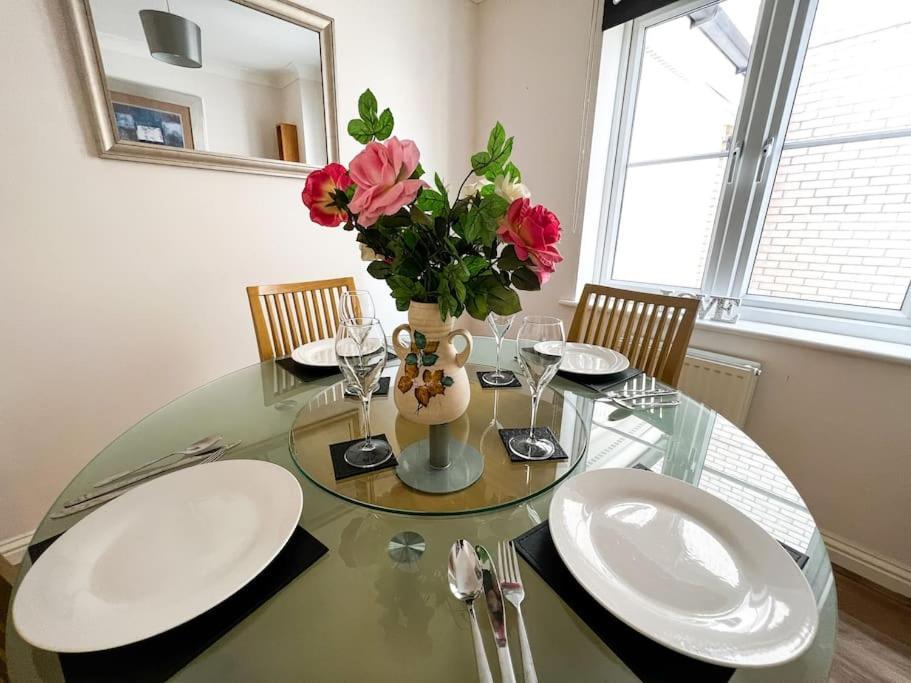 4 Bedroom House For Contractors,family,free Parking,study,internet In *