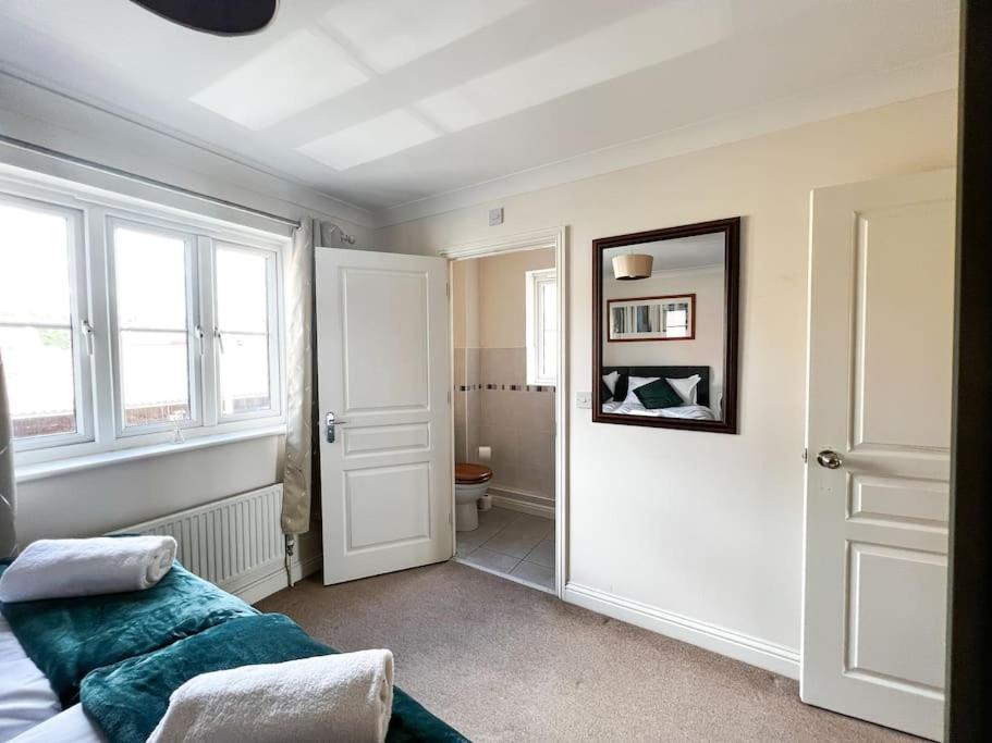 4 Bedroom House For Contractors,family,free Parking,study,internet In Holiday home