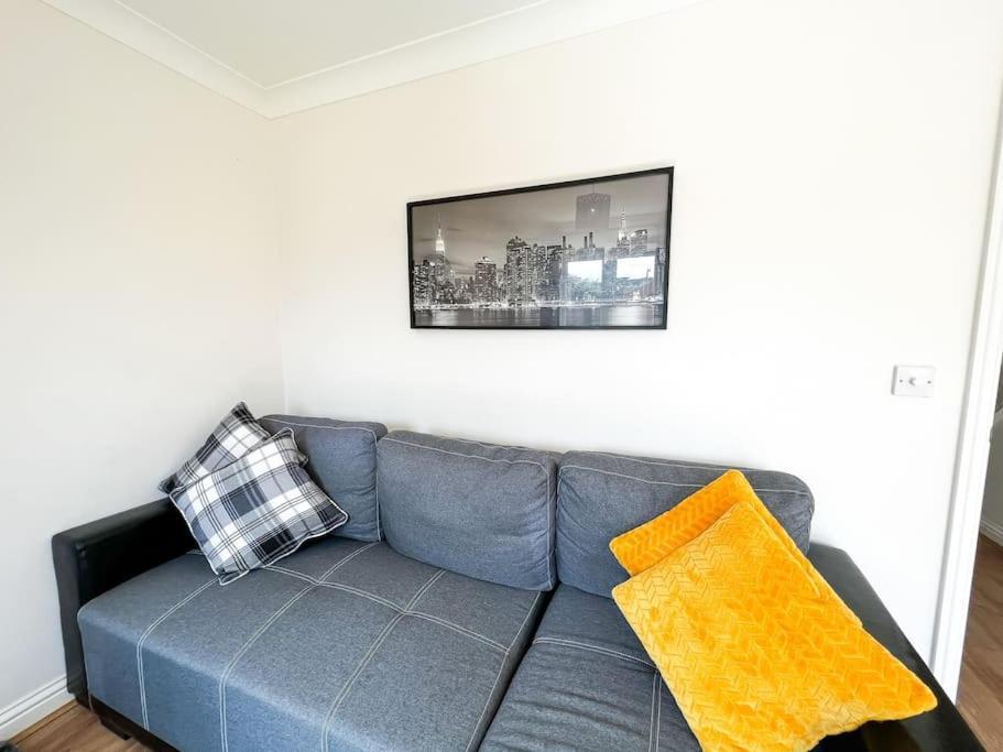 4 Bedroom House For Contractors,family,free Parking,study,internet In *