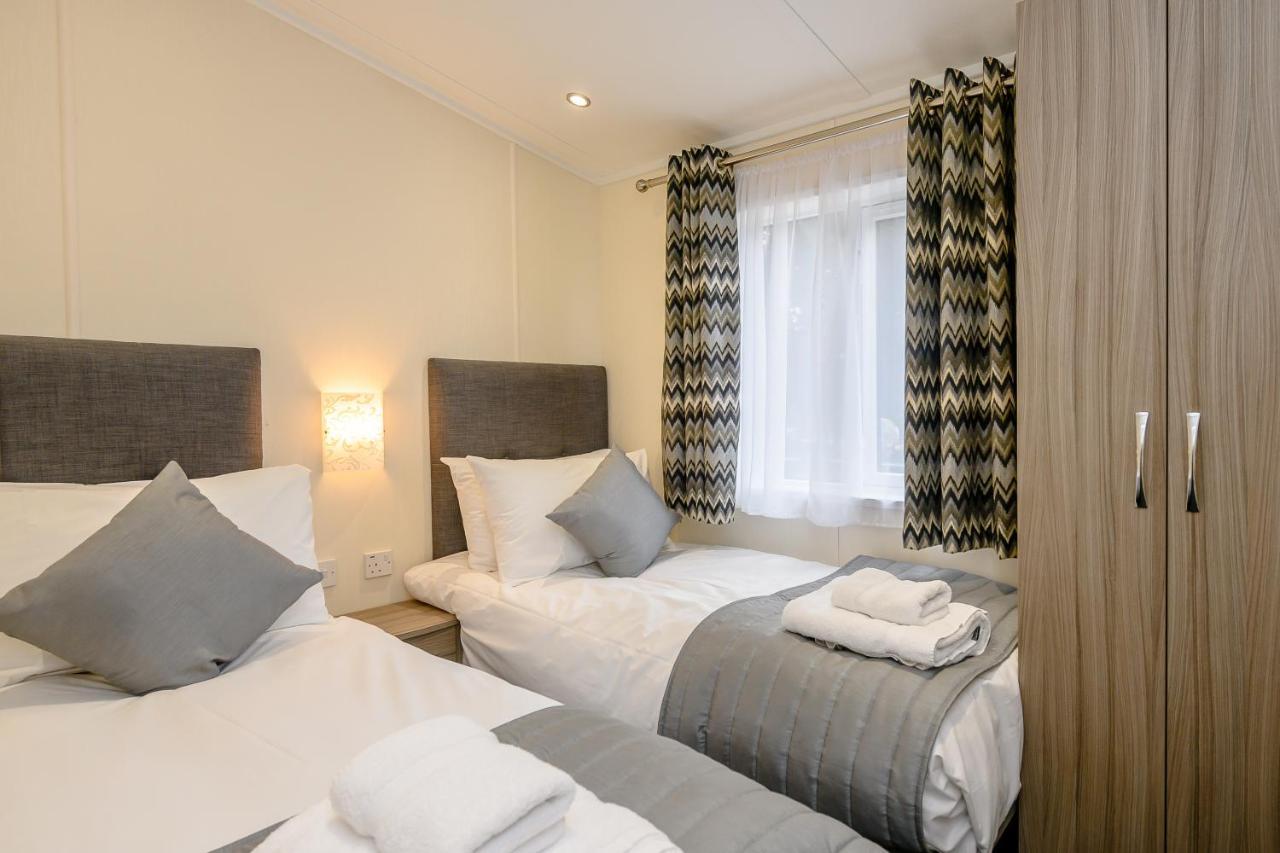 Woolverstone Marina And Park Holiday home