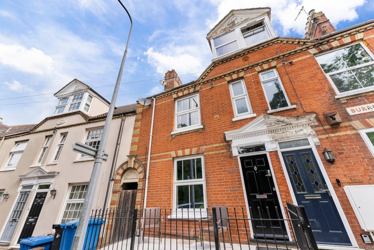 In Centre House With Kitchen, Lounge, Garden *