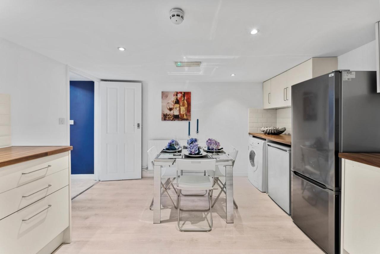 In Centre House With Kitchen, Lounge, Garden