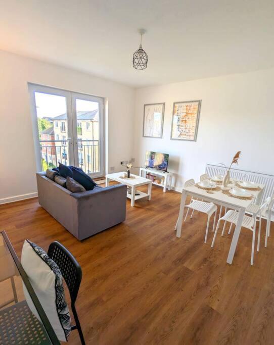 2-bed, Sleeps 5, 1 Bath, Parking, Wifi Apartment *
