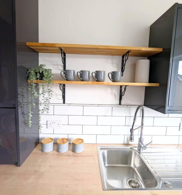 2-bed, Sleeps 5, 1 Bath, Parking, Wifi