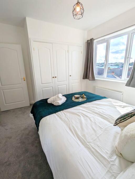 2-bed, Sleeps 5, 1 Bath, Parking, Wifi