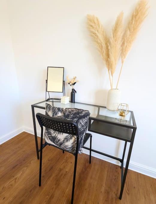 2-bed, Sleeps 5, 1 Bath, Parking, Wifi Apartment *