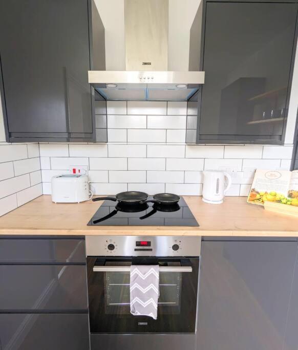 2-bed, Sleeps 5, 1 Bath, Parking, Wifi Apartment *