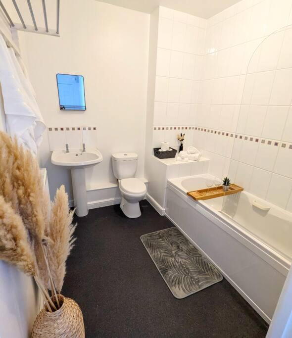 2-bed, Sleeps 5, 1 Bath, Parking, Wifi * Ipswich