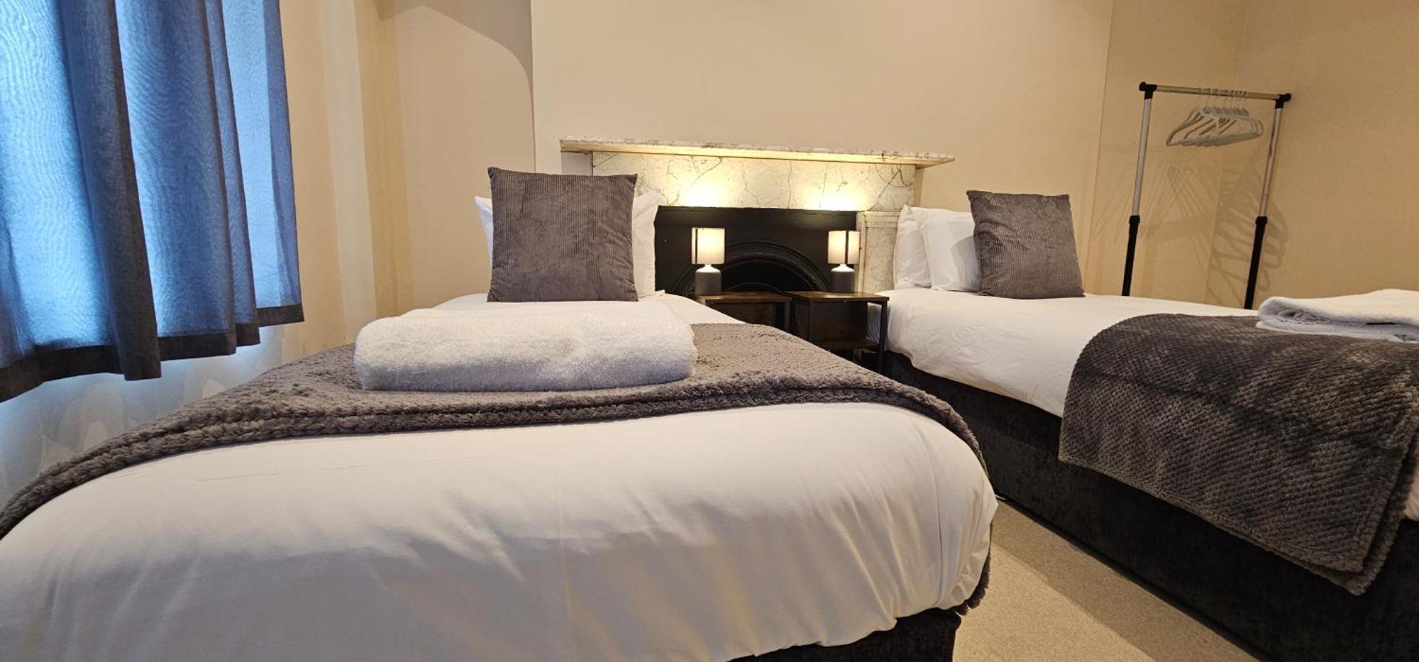Modern 2 Bedrooms In Town Centre Apartment *
