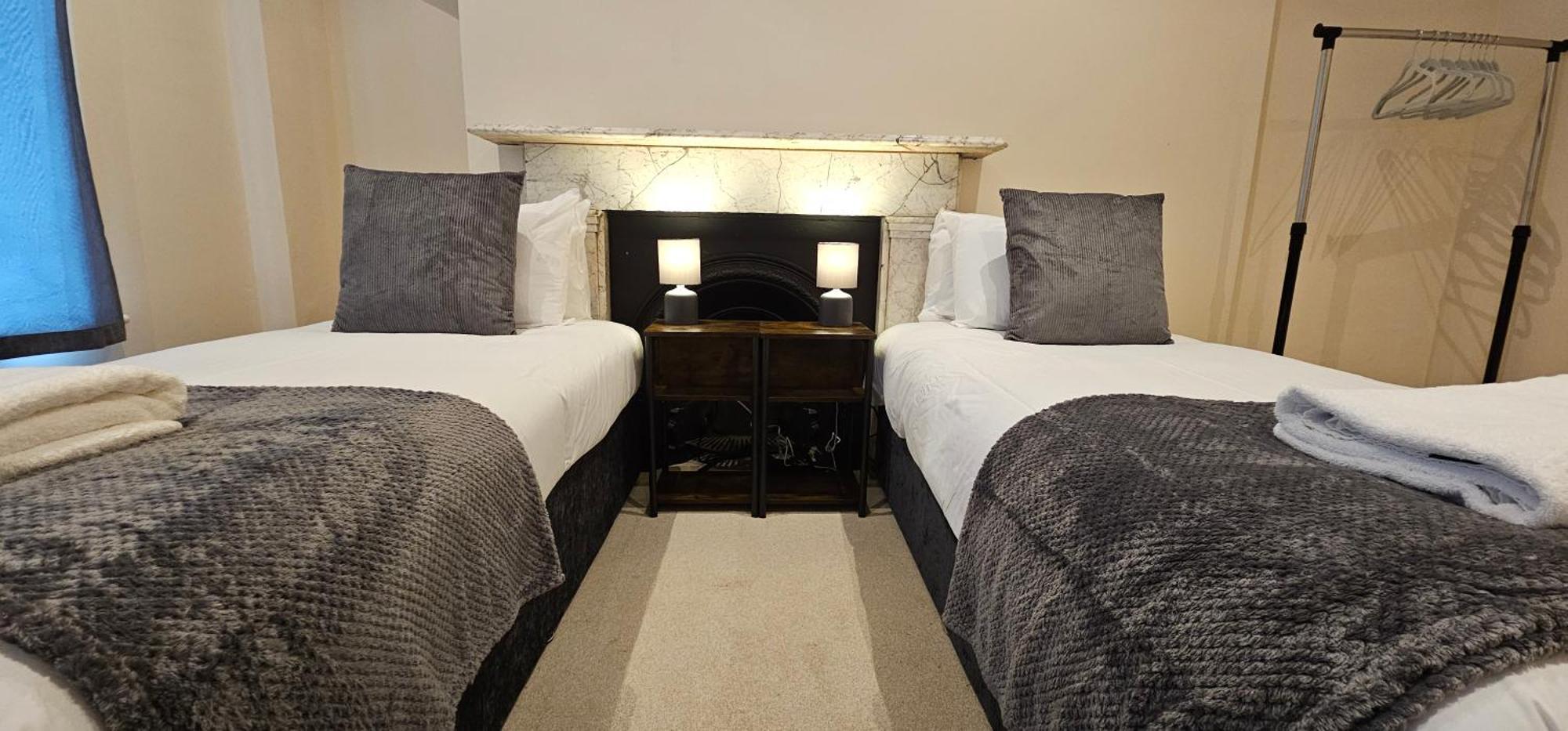 Modern 2 Bedrooms In Town Centre *